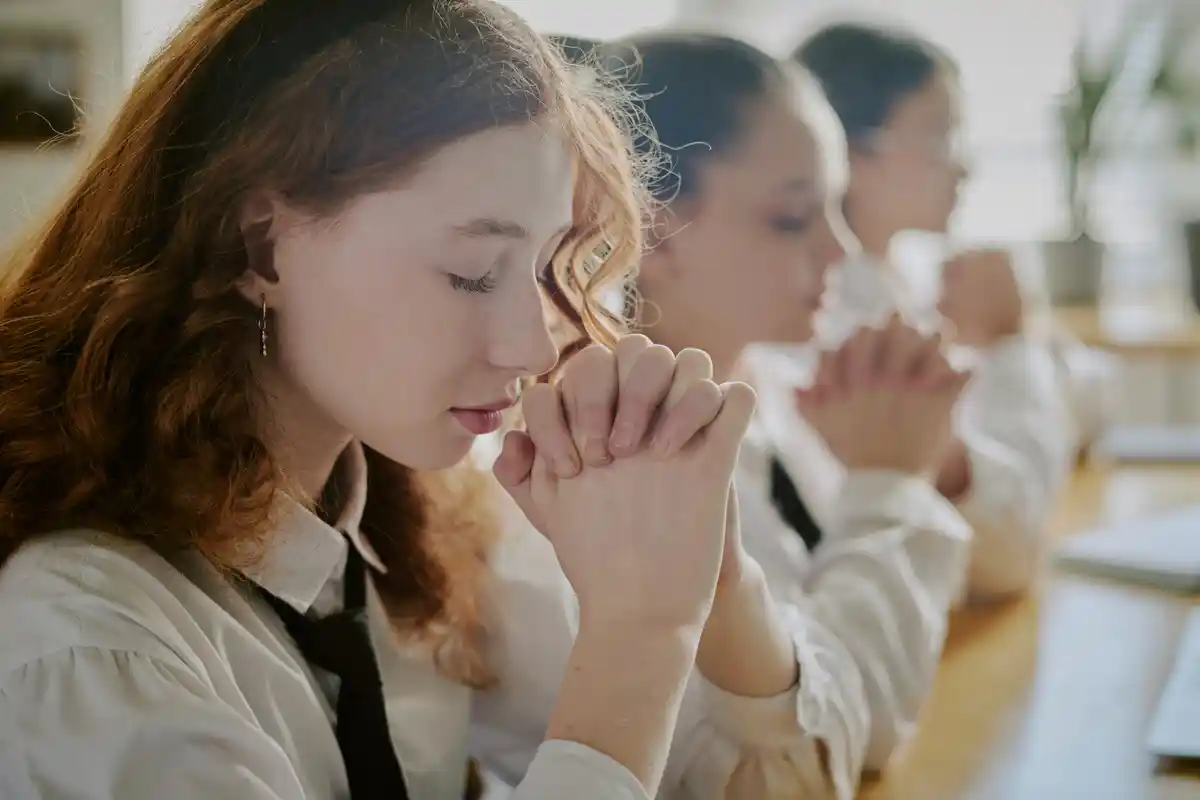 20 Powerful Closing Prayers for Womens Meeting 5