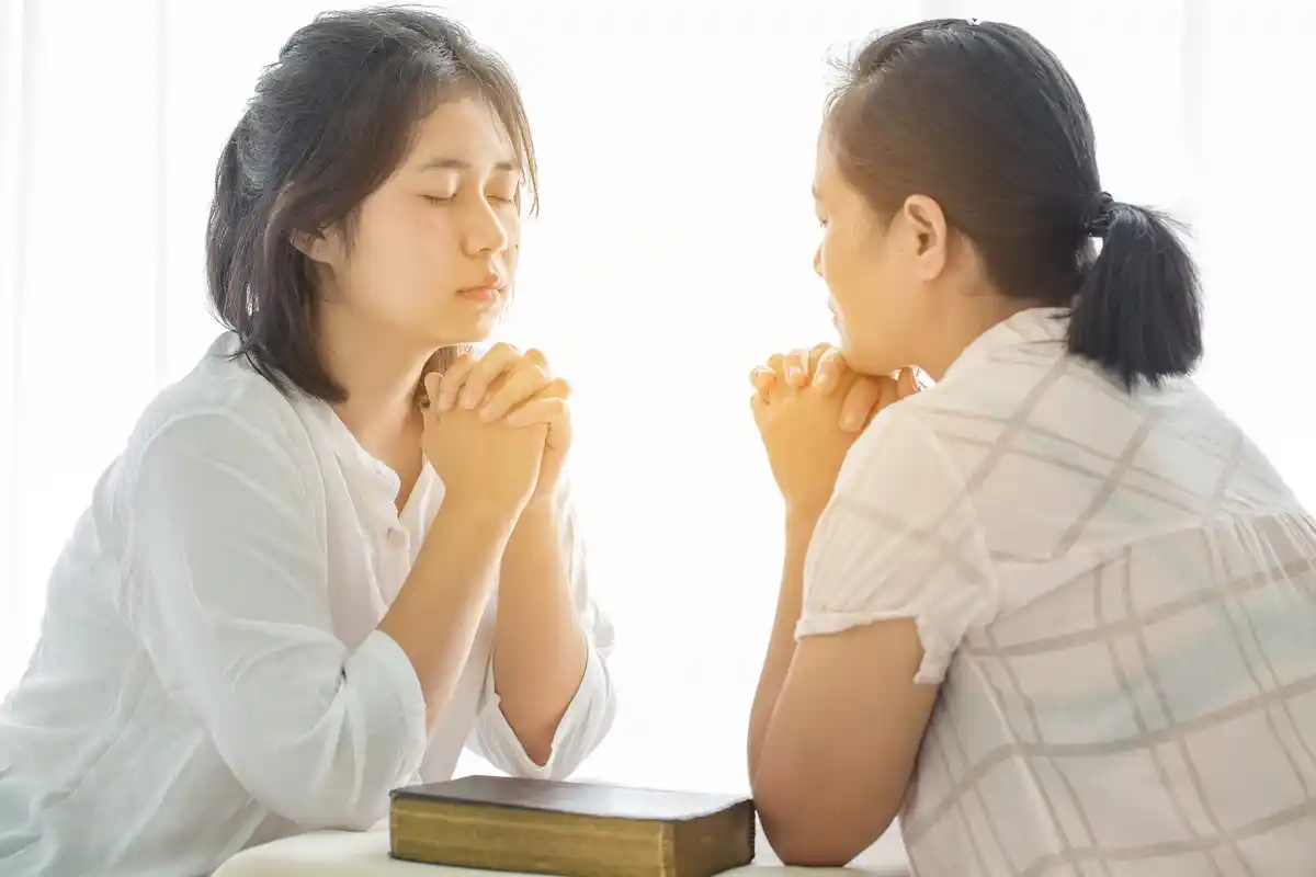 20 Powerful Closing Prayers for Womens Meeting 8