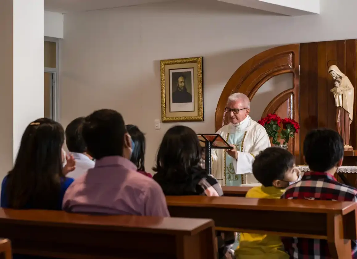 Best Closing Prayer for Church Council Meeting Guide 6