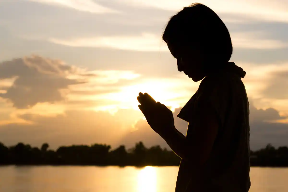15 Powerful Evening Prayers and Devotions for Sleep