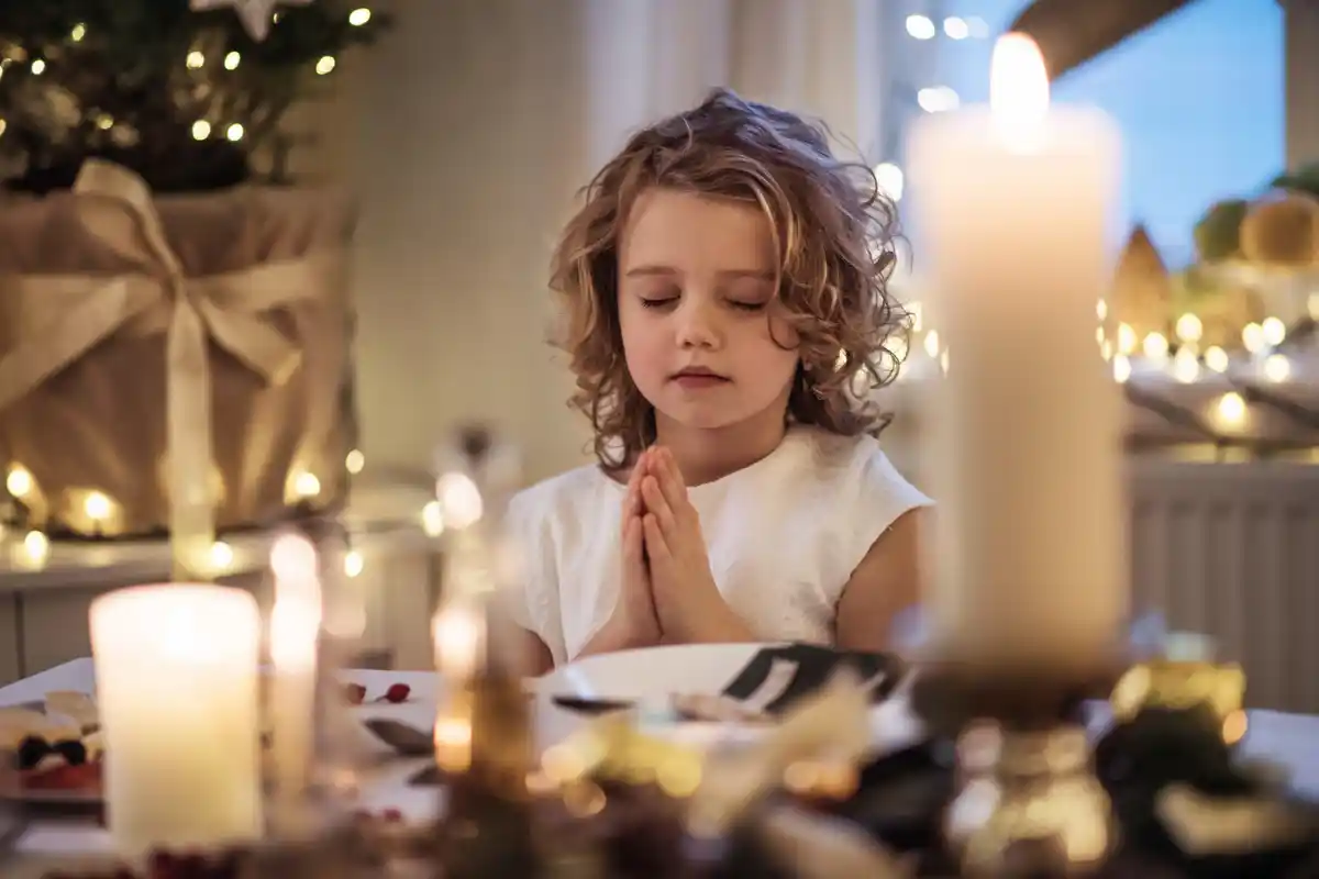 Prayer for Christmas Day: 28 Ways to Find Peace & Joy